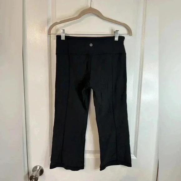 Lululemon Women’s Black Groove Cropped Waistband Luon Capris - Size 4 - Picture 3 of 6